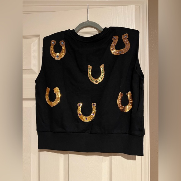 Queen of Sparkles NWT 🐴✨ Horseshoe Shoulder Pad Sweater Tank Size L Black - Picture 4 of 4